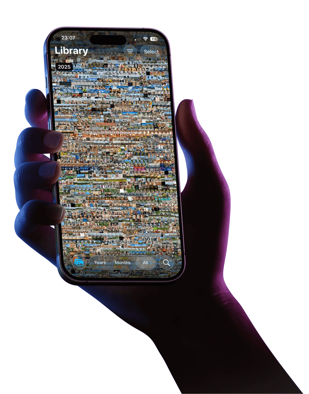 Рука держит телефон с галереей фотографий